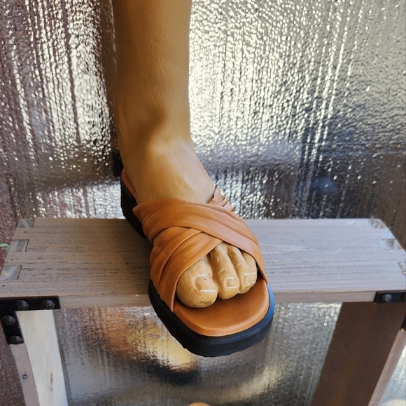 Taryn Rose tan‎ Super soft leather sandals - Picture 1 of 8